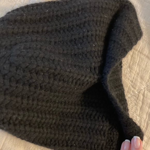 360 Cashmere Black Beanie - Picture 5 of 6